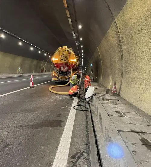 云浮隧道排水渠清淤